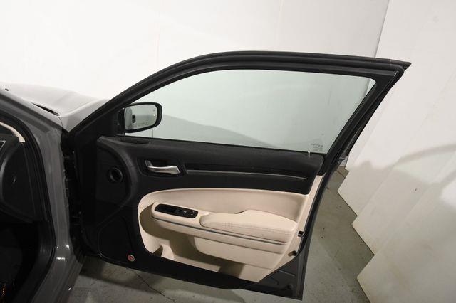 2018 Chrysler 300 Touring L photo