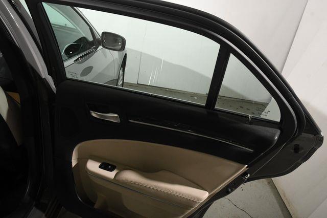 2018 Chrysler 300 Touring L photo