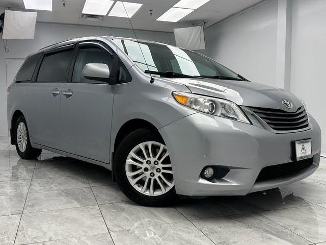 2013 Toyota Sienna XLE 7-Passenger Auto Access Se photo