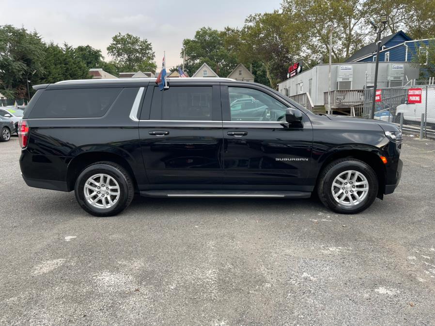 2022 Chevrolet Suburban 4WD 4dr LT photo