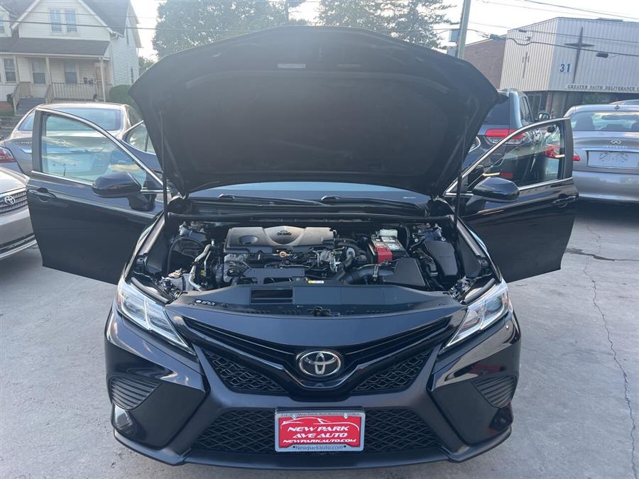 2018 Toyota Camry SE 4dr Sedan photo