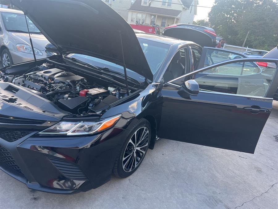 2018 Toyota Camry SE 4dr Sedan photo