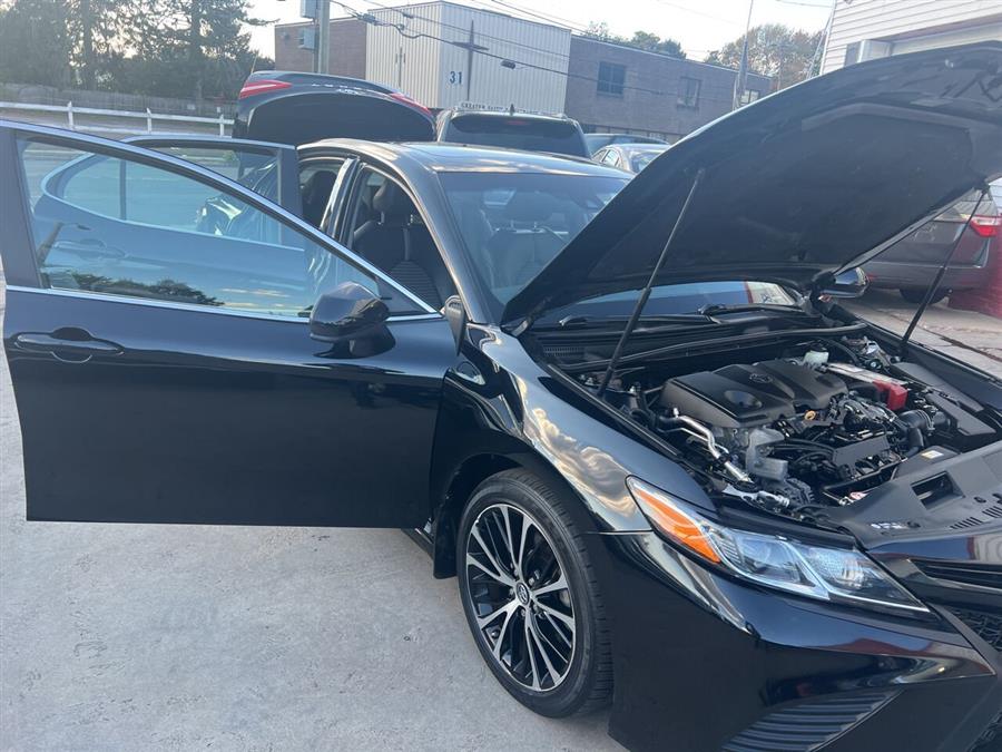 2018 Toyota Camry SE 4dr Sedan photo
