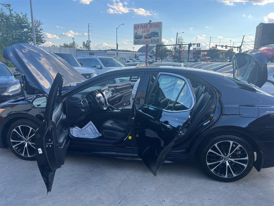 2018 Toyota Camry SE 4dr Sedan photo