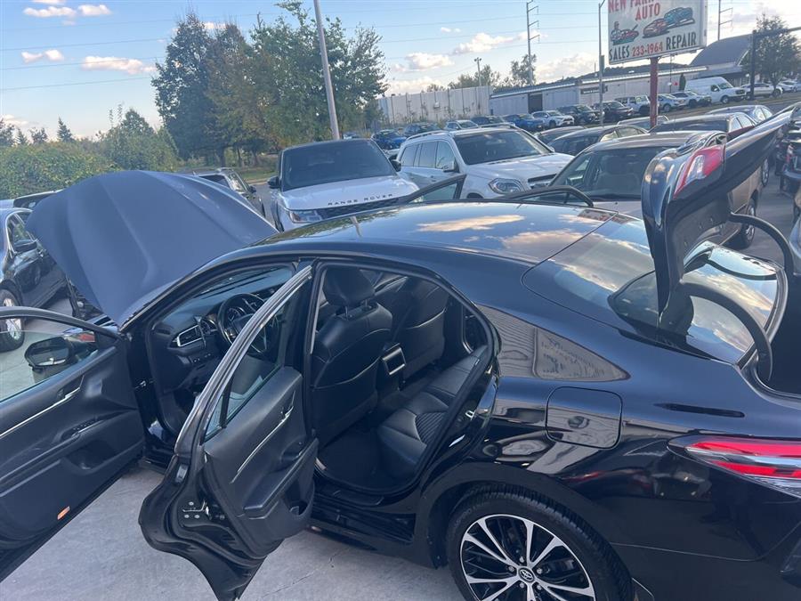 2018 Toyota Camry SE 4dr Sedan photo