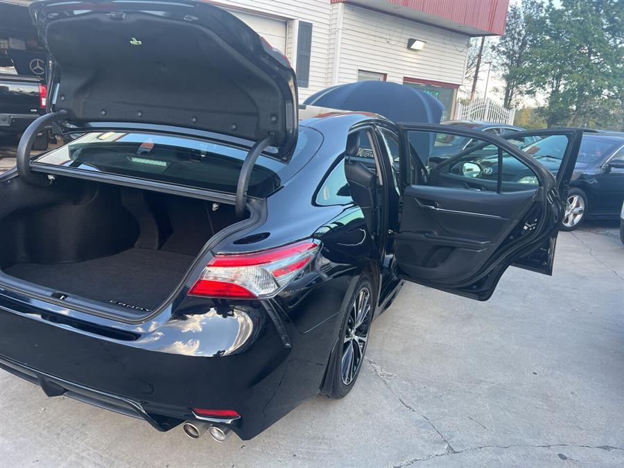 2018 Toyota Camry SE 4dr Sedan photo