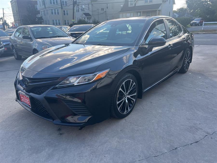 2018 Toyota Camry SE 4dr Sedan photo