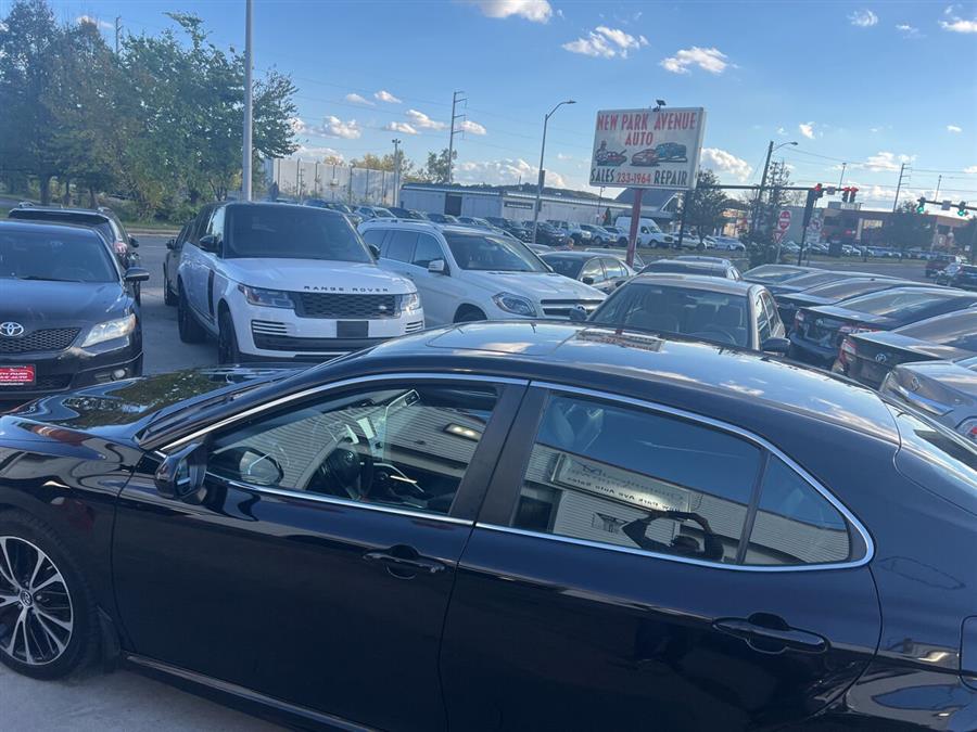 2018 Toyota Camry SE 4dr Sedan photo