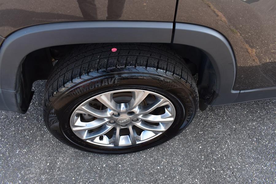 2021 Jeep Cherokee LATITUDE LUX photo
