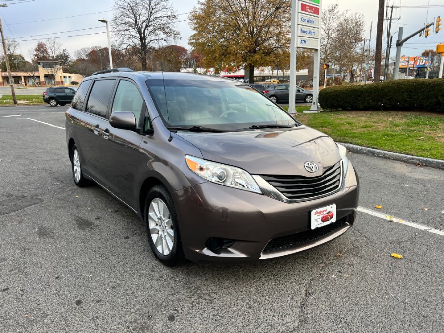 2014 Toyota Sienna LE 7-Passenger photo