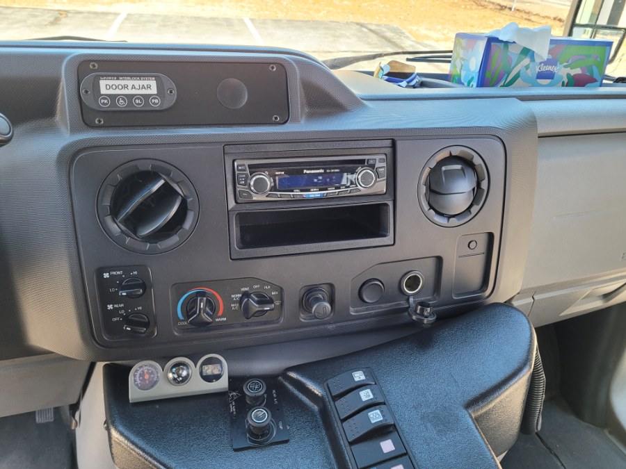 2011 Ford Econoline Commercial Cutaway E-350 Super Duty 138
