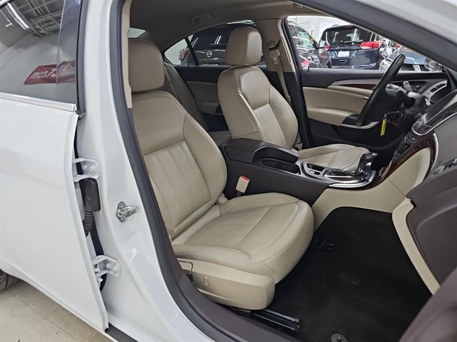 2016 Buick Regal 4dr Sdn Turbo AWD photo