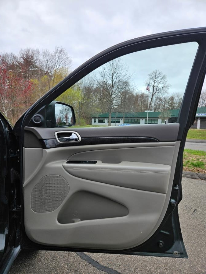 2011 Jeep Grand Cherokee Laredo photo