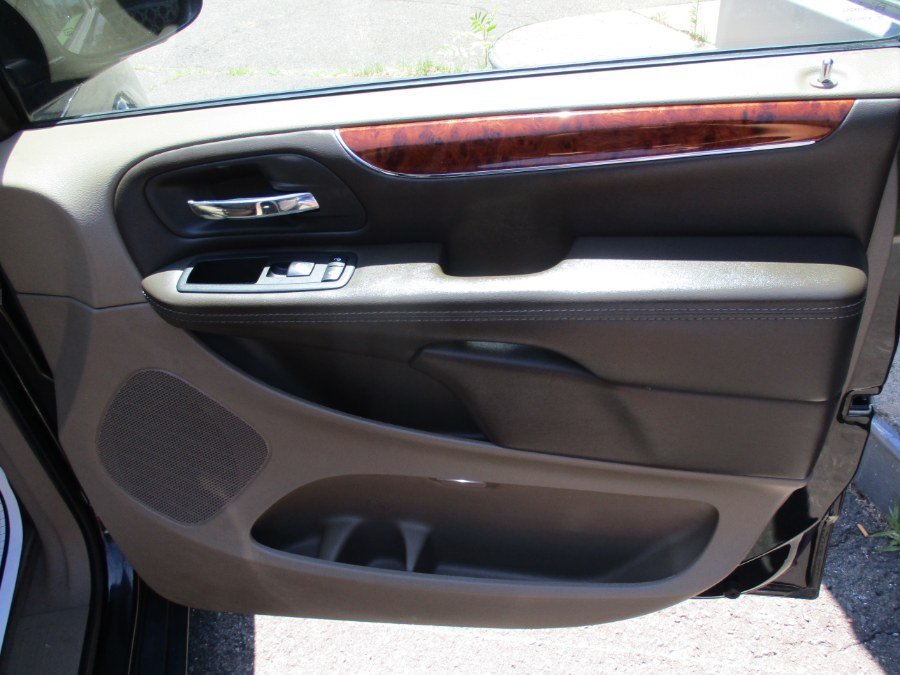 2016 Chrysler Town & Country 4dr Wgn Touring photo