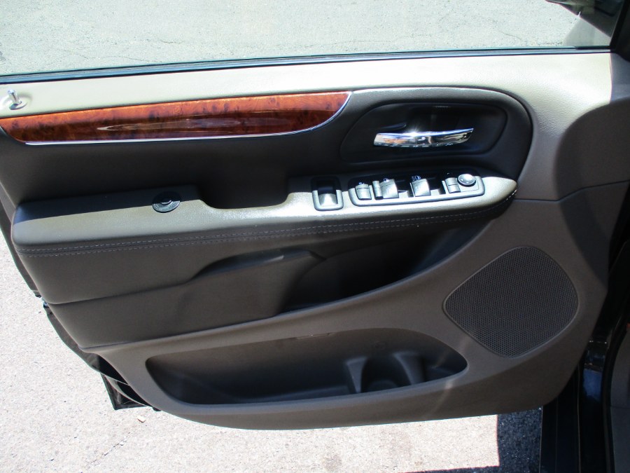 2016 Chrysler Town & Country 4dr Wgn Touring photo
