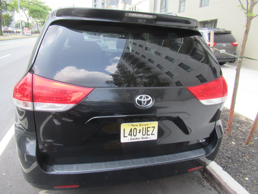 2014 Toyota Sienna LE 7-Passenger Auto Access Sea photo