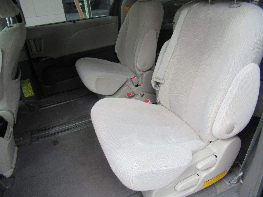 2014 Toyota Sienna LE 7-Passenger Auto Access Sea photo