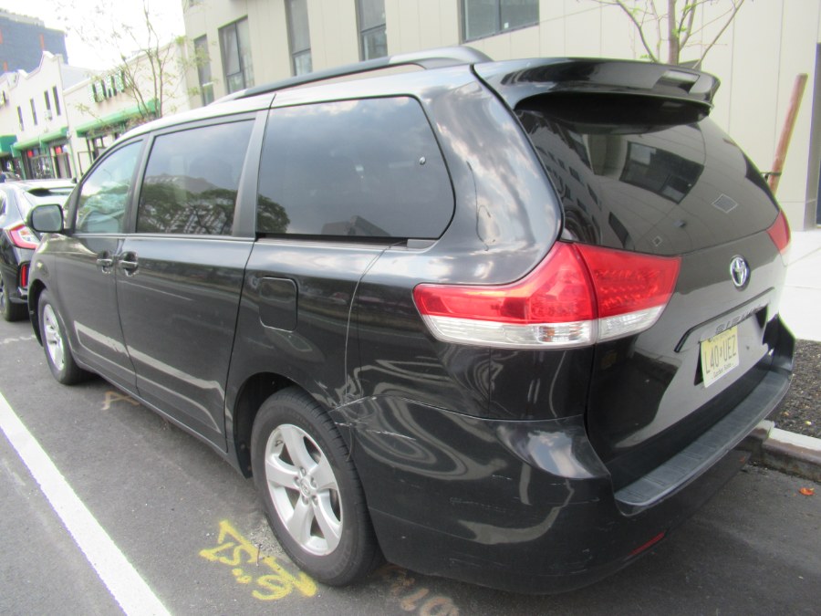 2014 Toyota Sienna LE 7-Passenger Auto Access Sea photo