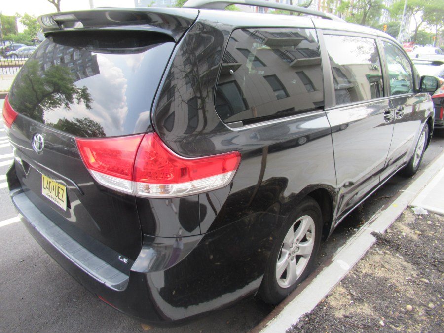 2014 Toyota Sienna LE 7-Passenger Auto Access Sea photo