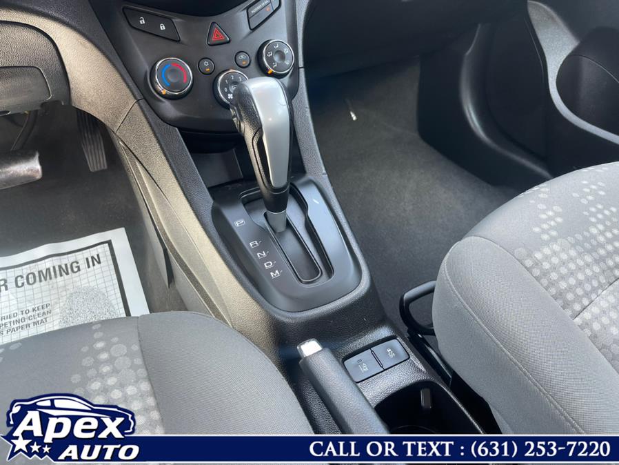 2020 Chevrolet Sonic 5dr HB LT w/1FL photo