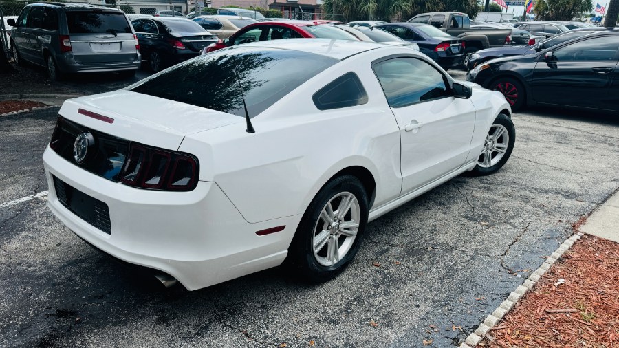 2014 Ford Mustang V6 photo