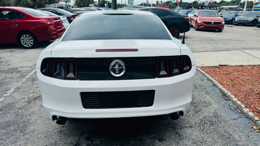 2014 Ford Mustang V6 photo