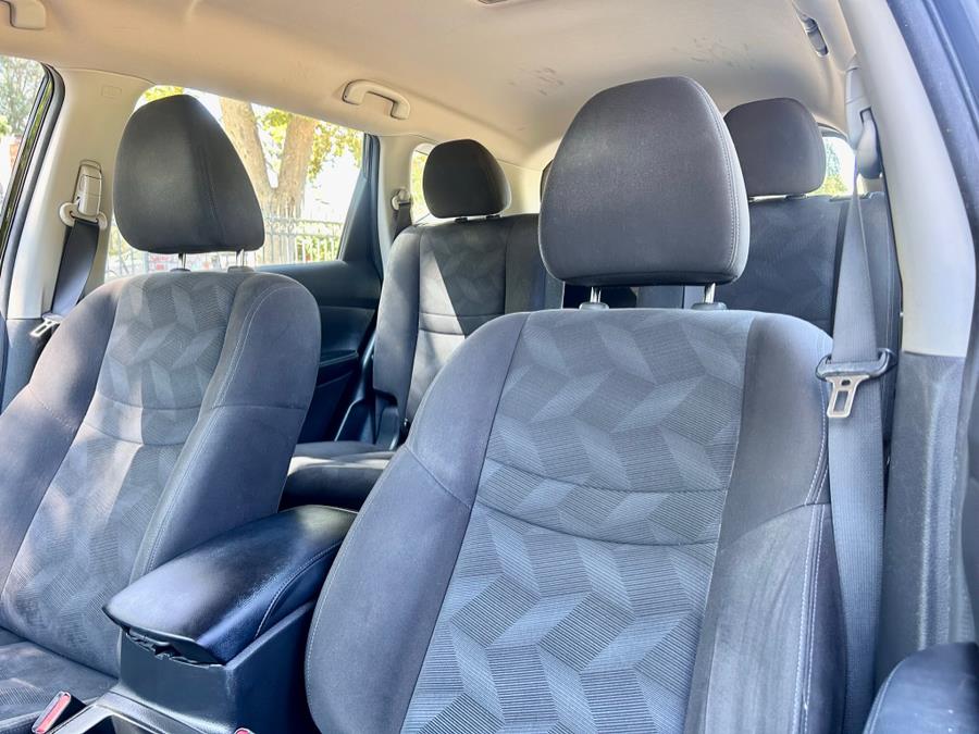 2015 Nissan Rogue FWD 4dr SV photo