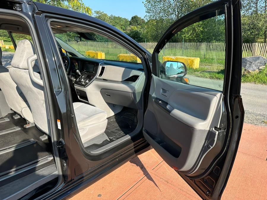 2019 Toyota Sienna L FWD 7-Passenger (Natl) photo