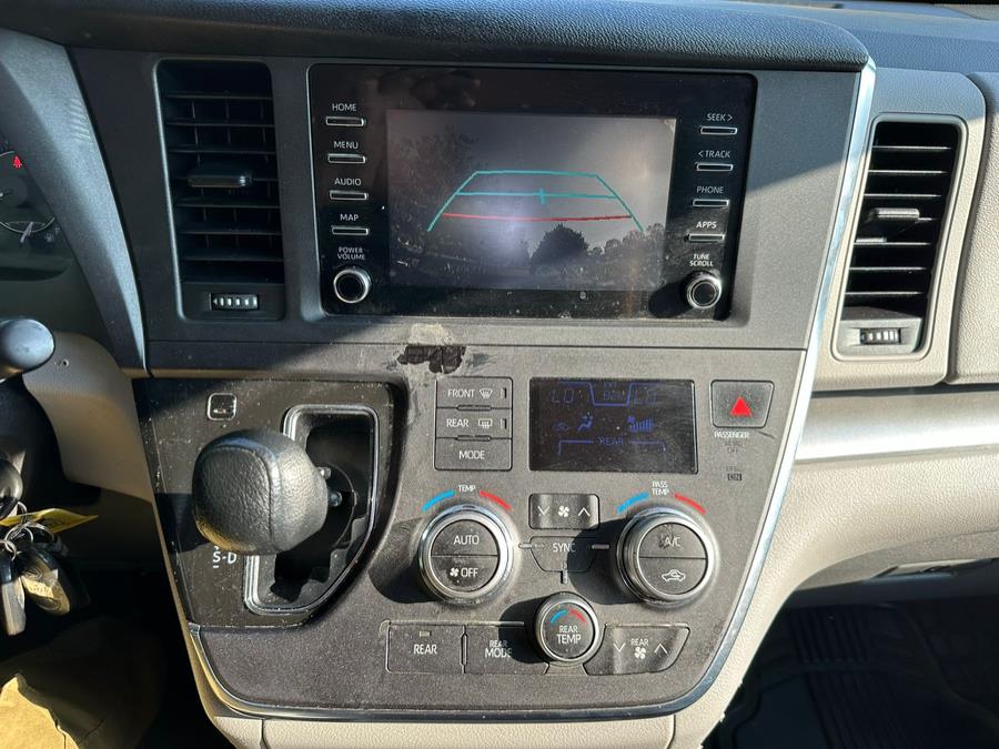 2019 Toyota Sienna L FWD 7-Passenger (Natl) photo