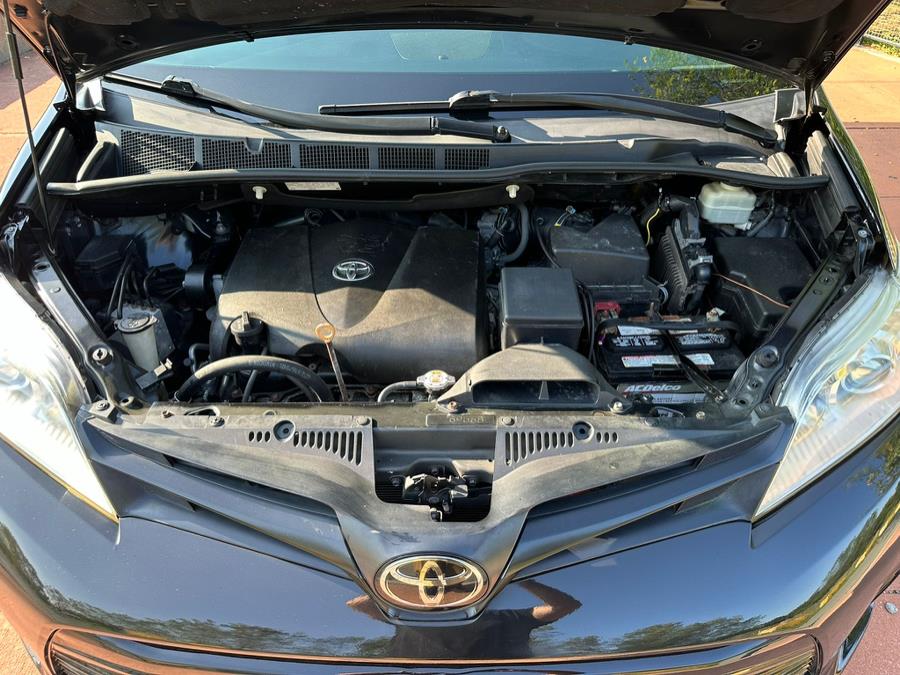 2019 Toyota Sienna L FWD 7-Passenger (Natl) photo