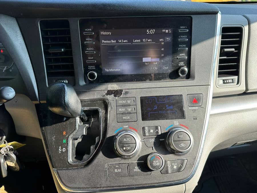 2019 Toyota Sienna L FWD 7-Passenger (Natl) photo
