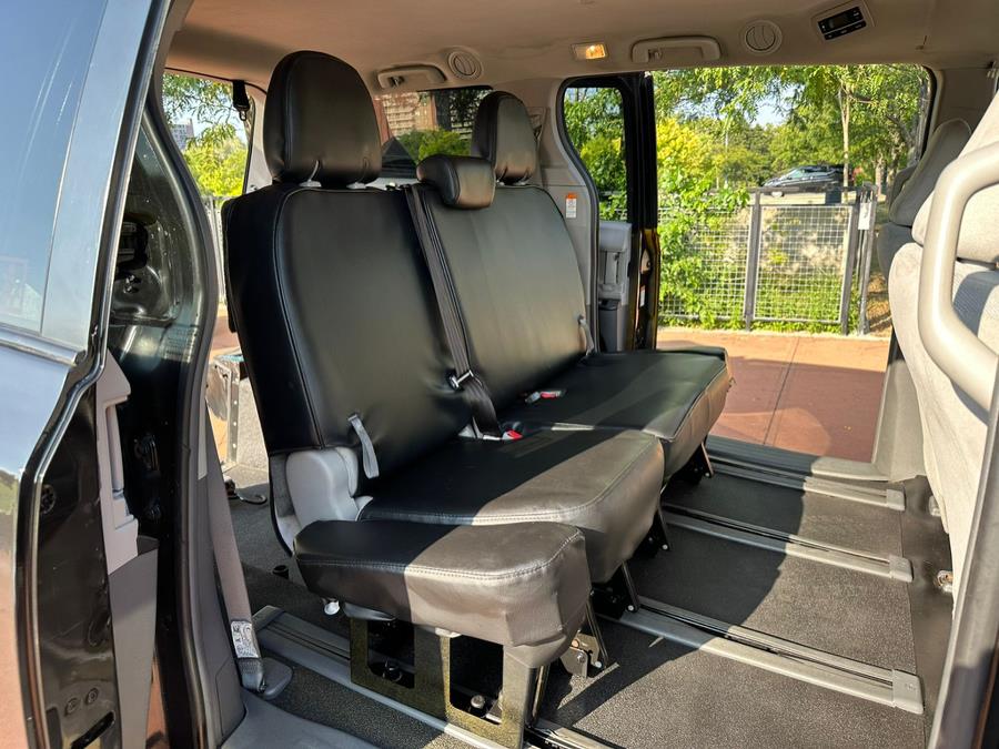 2019 Toyota Sienna L FWD 7-Passenger (Natl) photo
