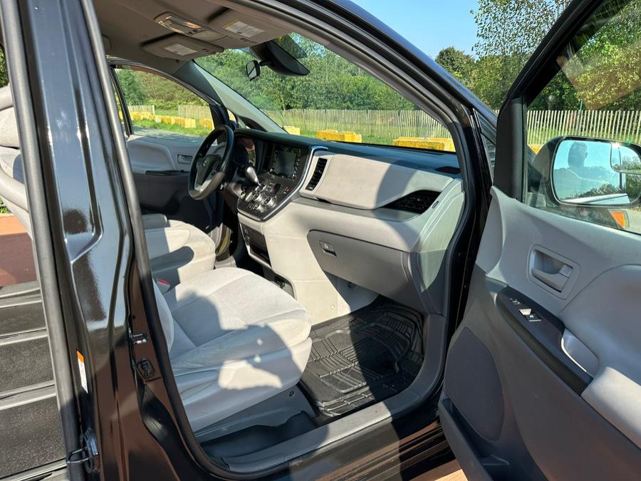 2019 Toyota Sienna L FWD 7-Passenger (Natl) photo
