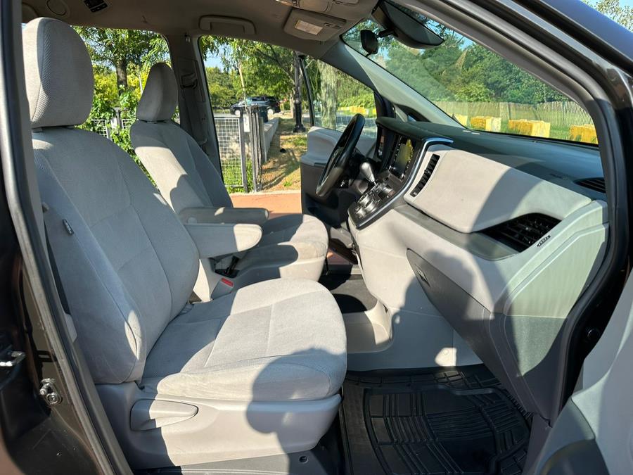 2019 Toyota Sienna L FWD 7-Passenger (Natl) photo