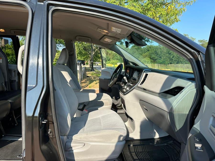 2019 Toyota Sienna L FWD 7-Passenger (Natl) photo