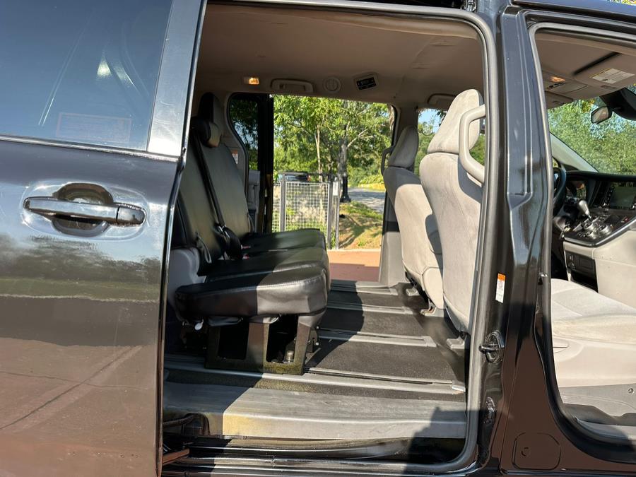 2019 Toyota Sienna L FWD 7-Passenger (Natl) photo