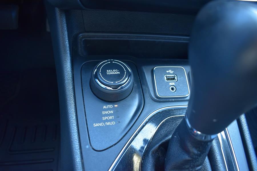 2019 Jeep Cherokee OVERLAND photo