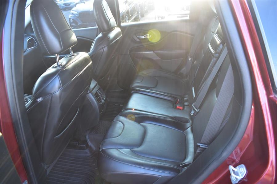 2019 Jeep Cherokee OVERLAND photo