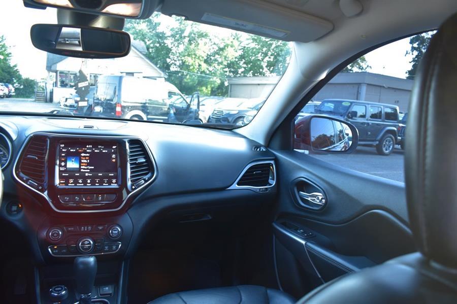 2019 Jeep Cherokee OVERLAND photo