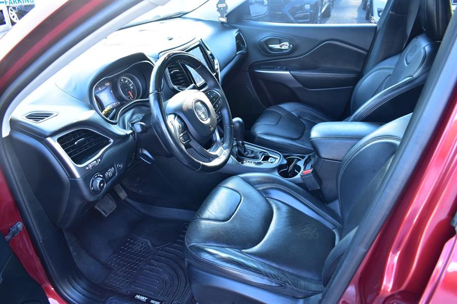 2019 Jeep Cherokee OVERLAND photo