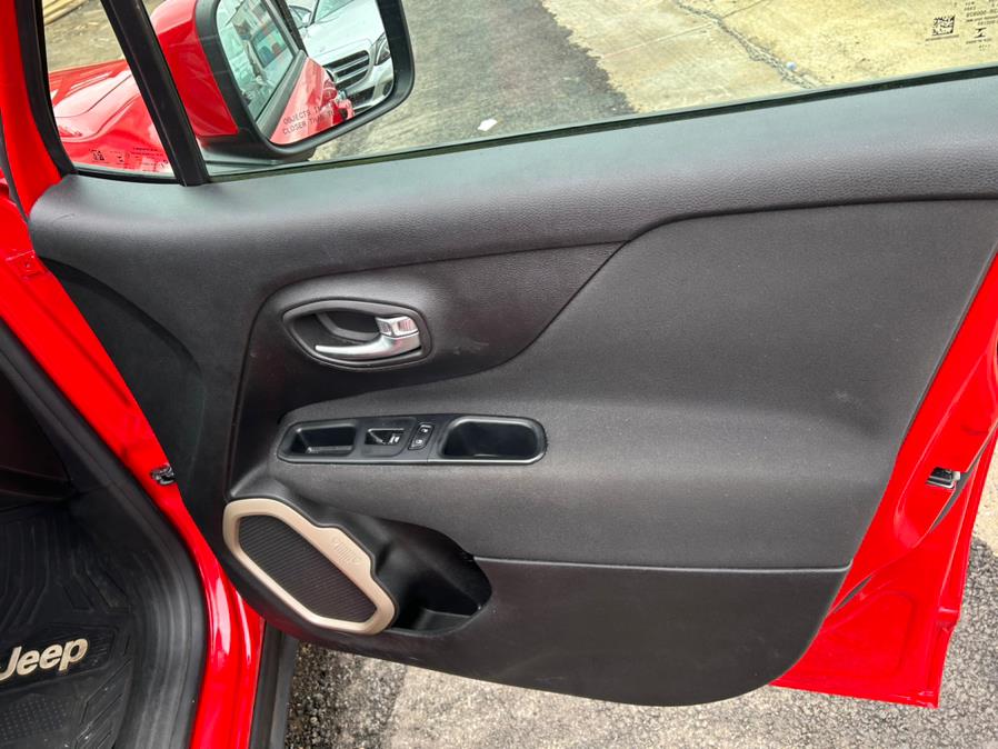 2016 Jeep Renegade 4WD 4dr Latitude photo