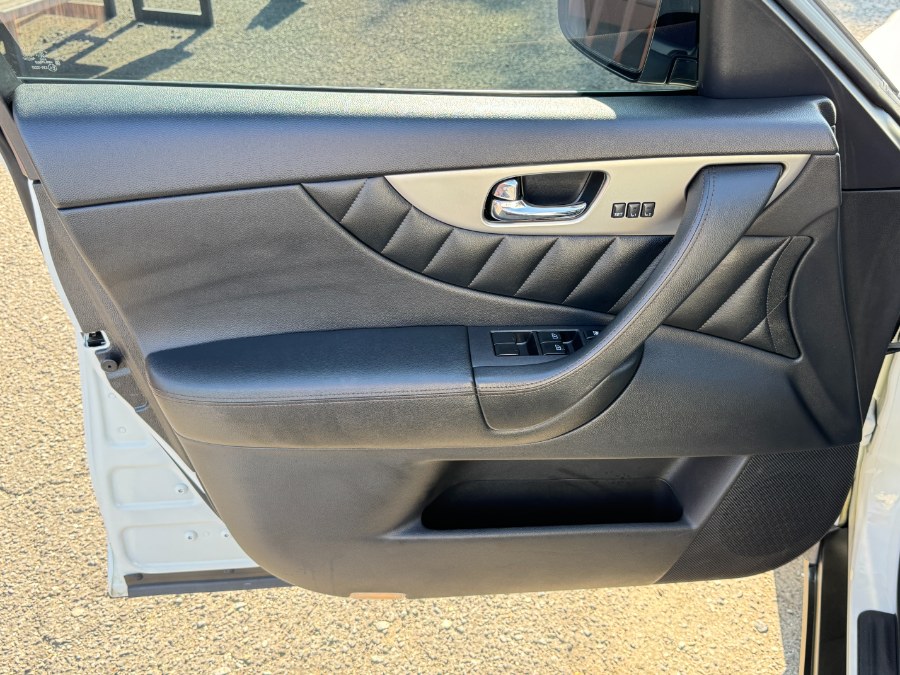 2014 Infiniti QX70 photo