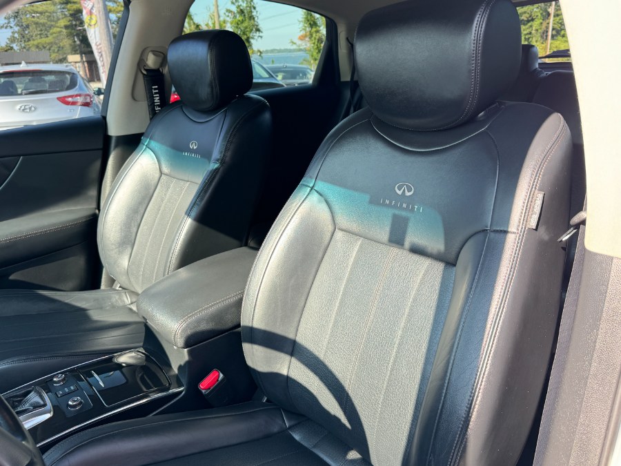 2014 Infiniti QX70 photo