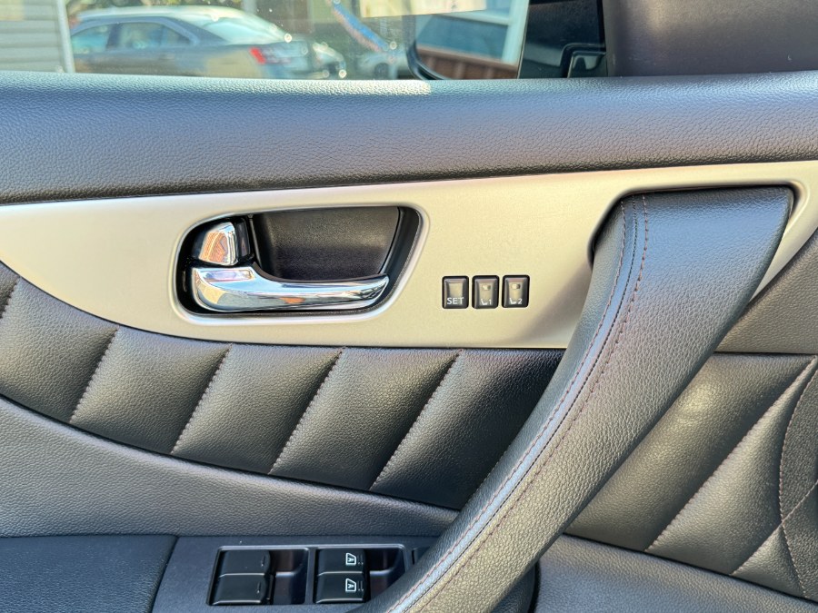 2014 Infiniti QX70 photo
