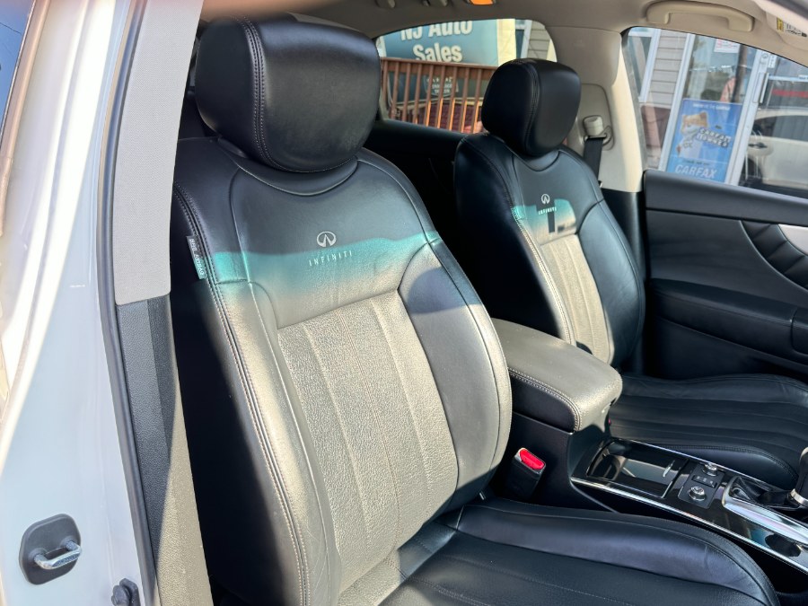 2014 Infiniti QX70 photo