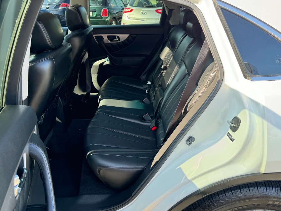 2014 Infiniti QX70 photo