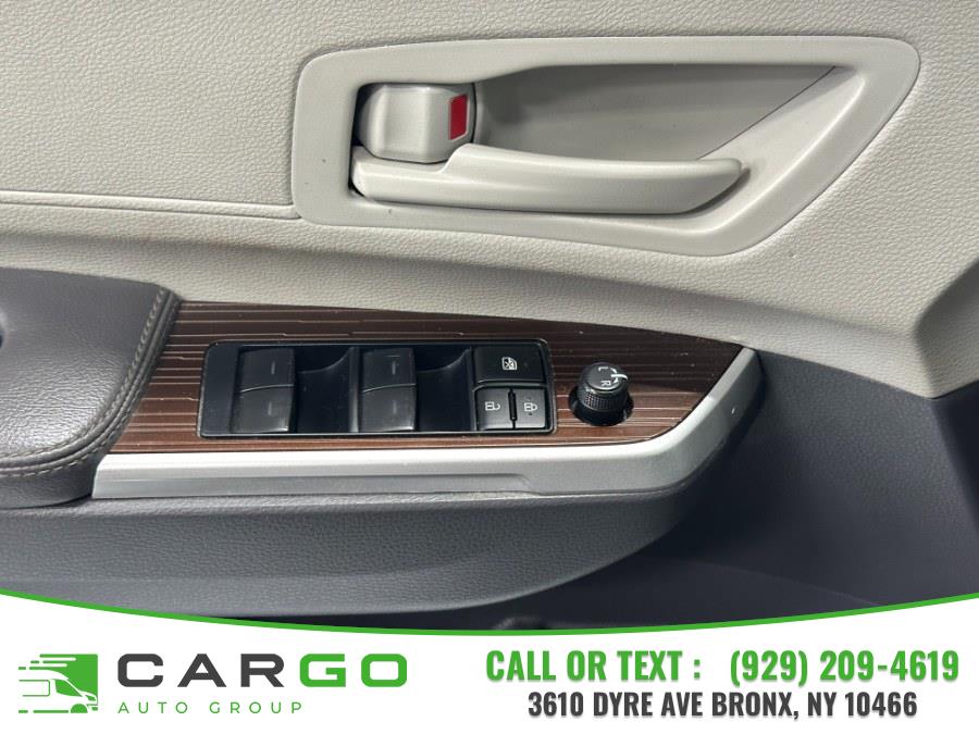 2022 Toyota Sienna LE FWD 8-Passenger (Natl) photo