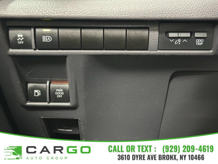 2022 Toyota Sienna LE FWD 8-Passenger (Natl) photo