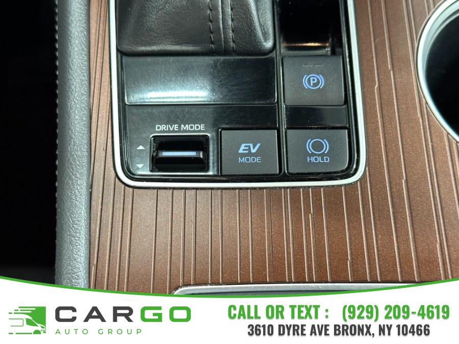 2022 Toyota Sienna LE FWD 8-Passenger (Natl) photo