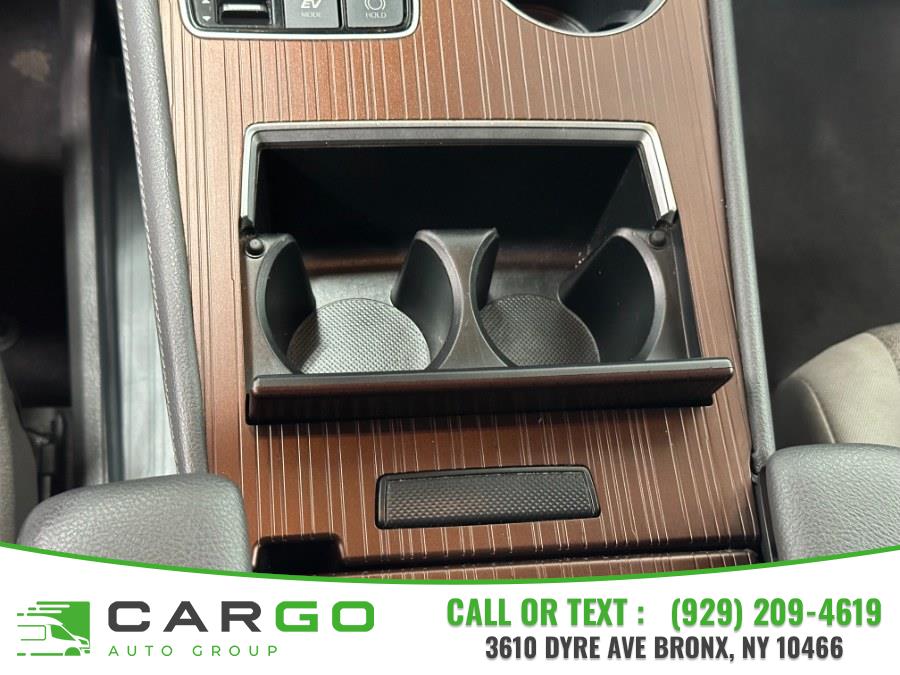 2022 Toyota Sienna LE FWD 8-Passenger (Natl) photo